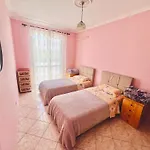 Lovely 3-bedroom Unit In Apartamento