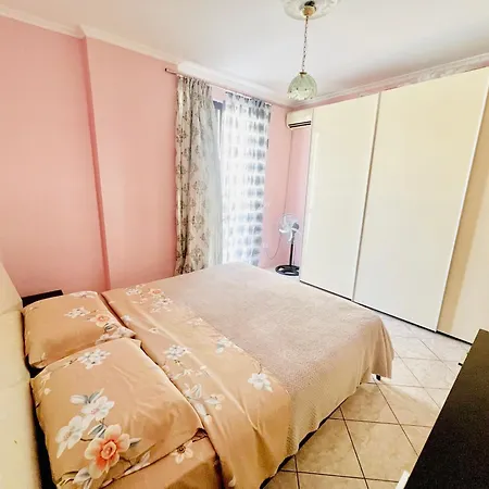 Lovely 3-bedroom Unit In Appartement *