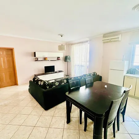 Lägenhet Lovely 3-bedroom Unit In *