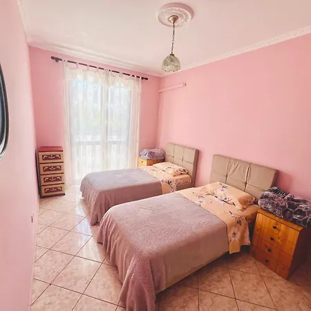 Lovely 3-bedroom Unit In Appartement *