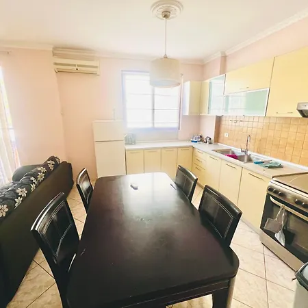 Lägenhet Lovely 3-bedroom Unit In Durrës