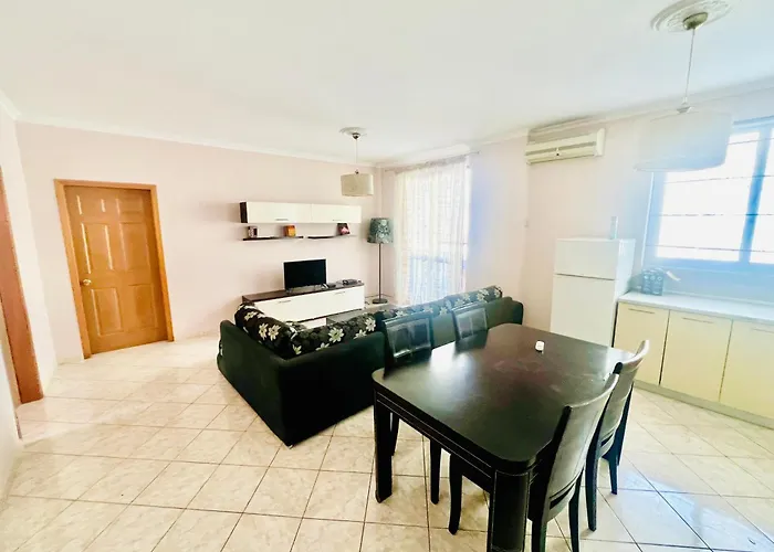 Apartmán Lovely 3-bedroom Unit In *